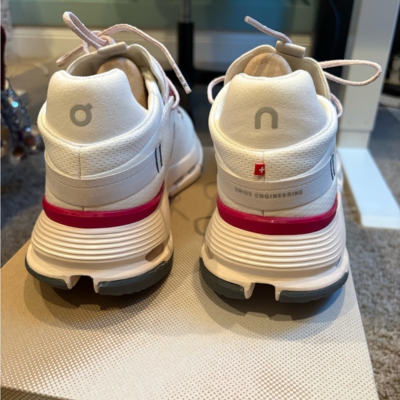 CloudNova 2 On Cloud Gym Shoe size 10 ivory/grenadine - Picture 4 of 6